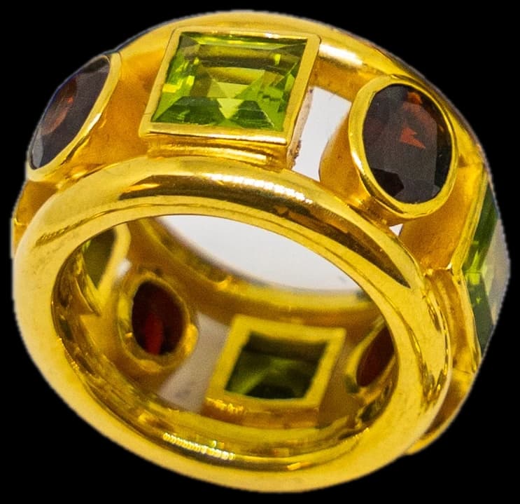 Breiter Gelbgoldring mit Peridots und Granaten, rundum offen gefasst