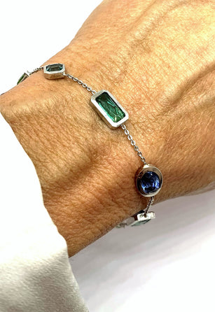 Armband mit Steinen