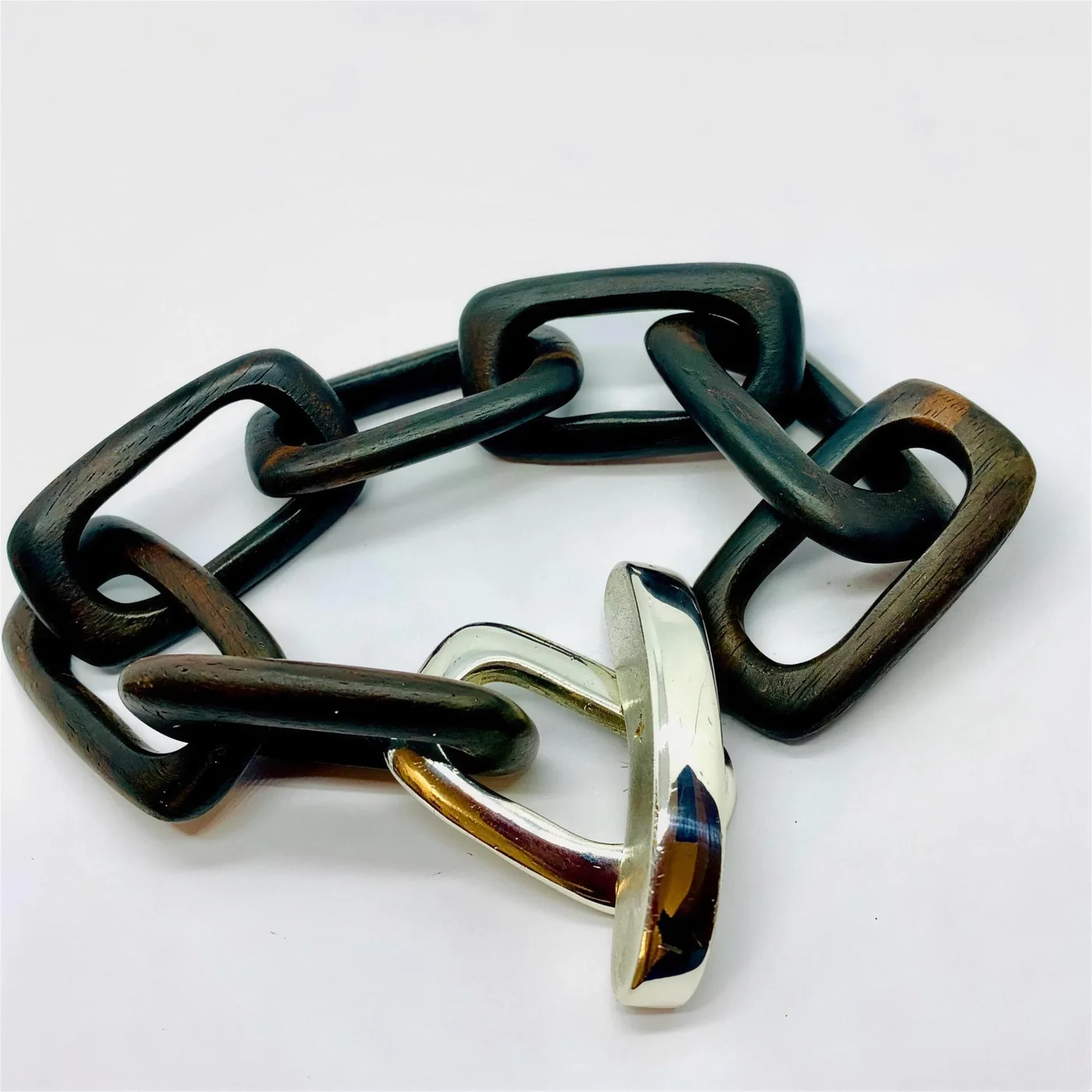 Gliederarmband aus Ebenholz mit großem Knebelverschluss aus Silber