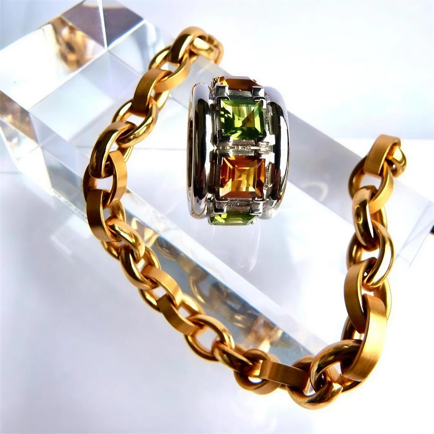 Mattgoldenes Ankerarmband, dazu breiter Ring mit Peridoten und Citrinen im Carré-Schliff