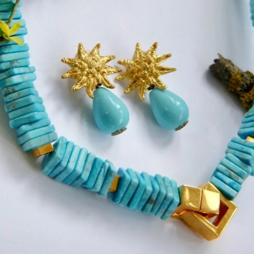 Türkis-Collier aus Scheibensteinen mit goldenem Würfelverschluss