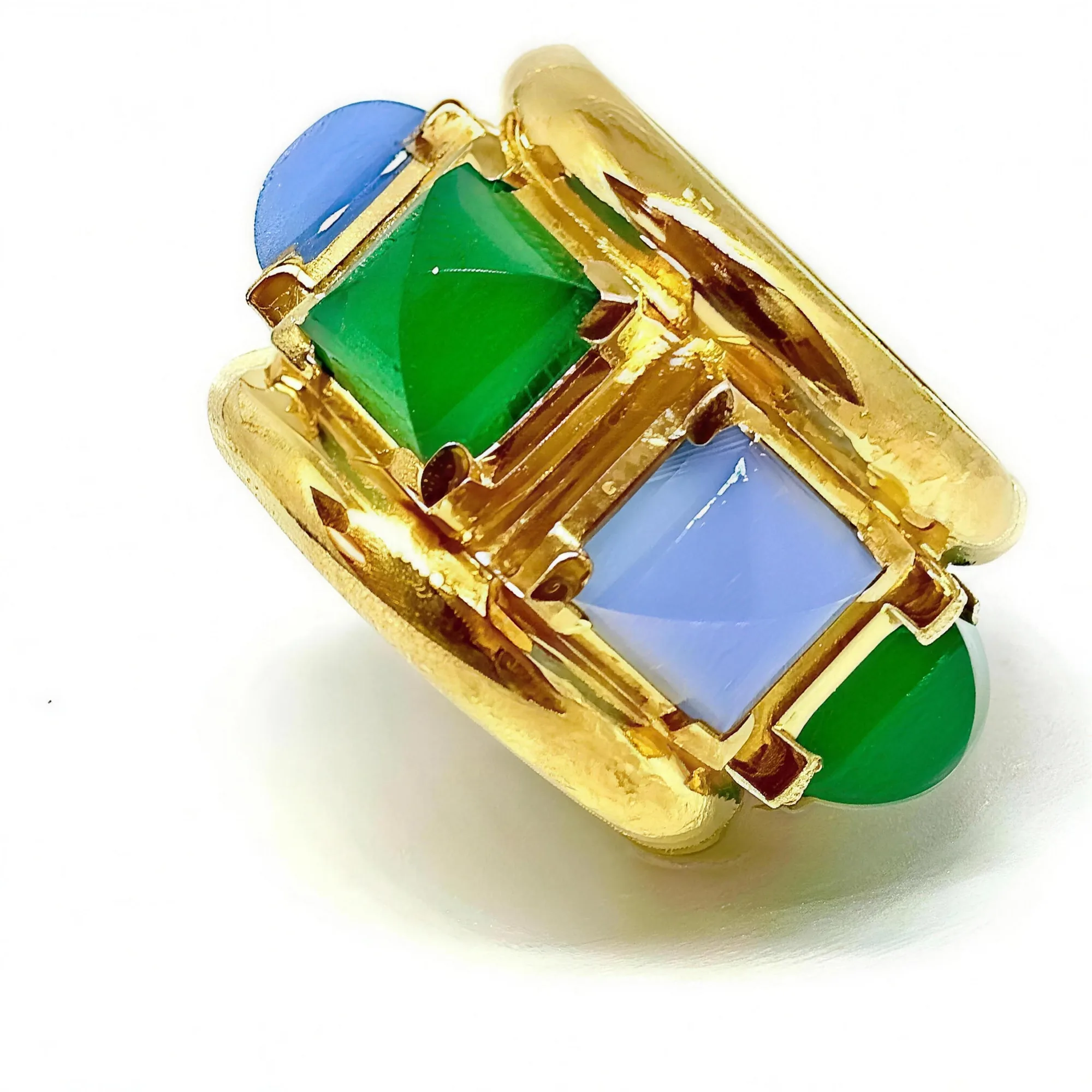 Gelbgoldring, offen gearbeitet, mit grünem Carré und blauen Cabochons