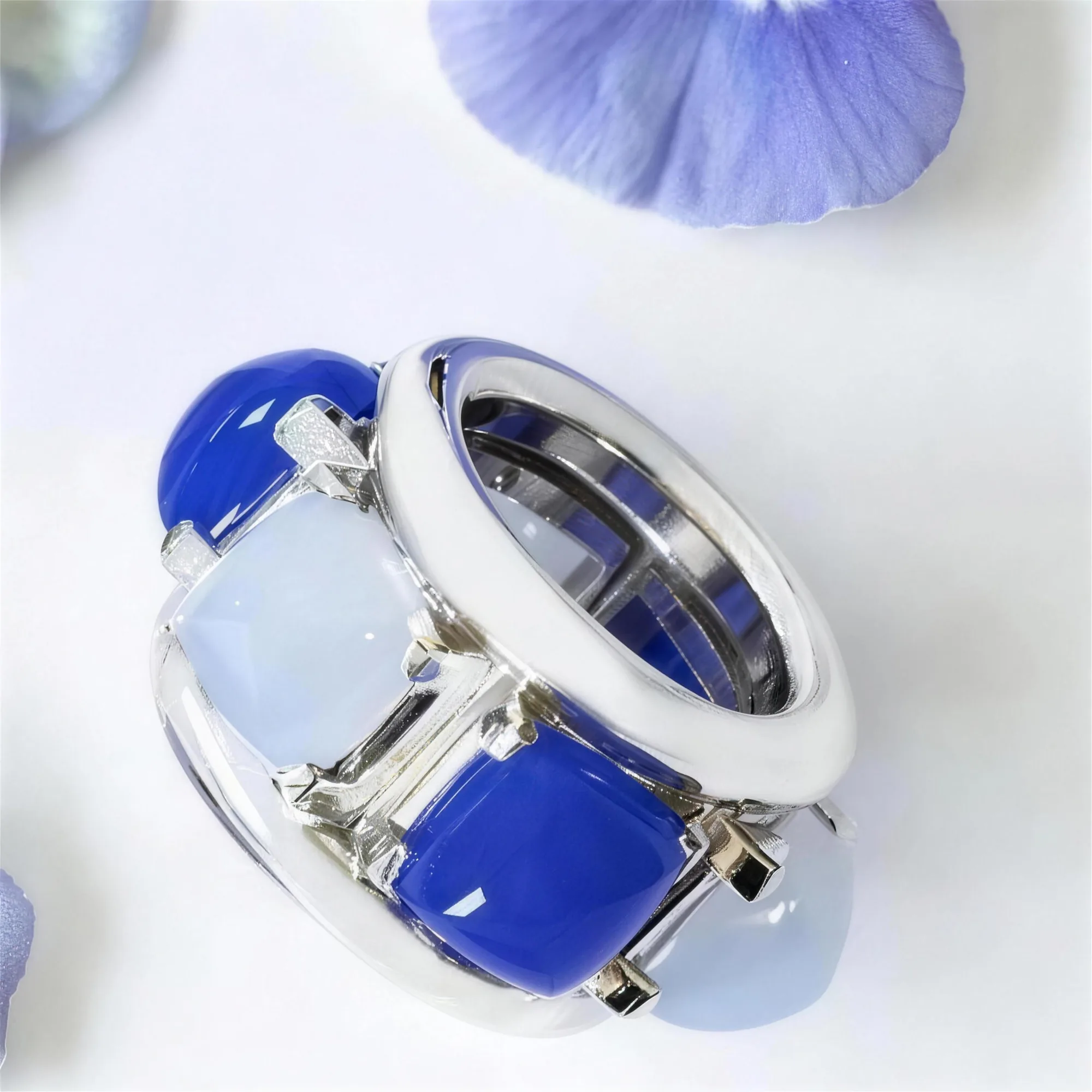 Weißgoldring mit hellblauen Chalzedon-Cabochons