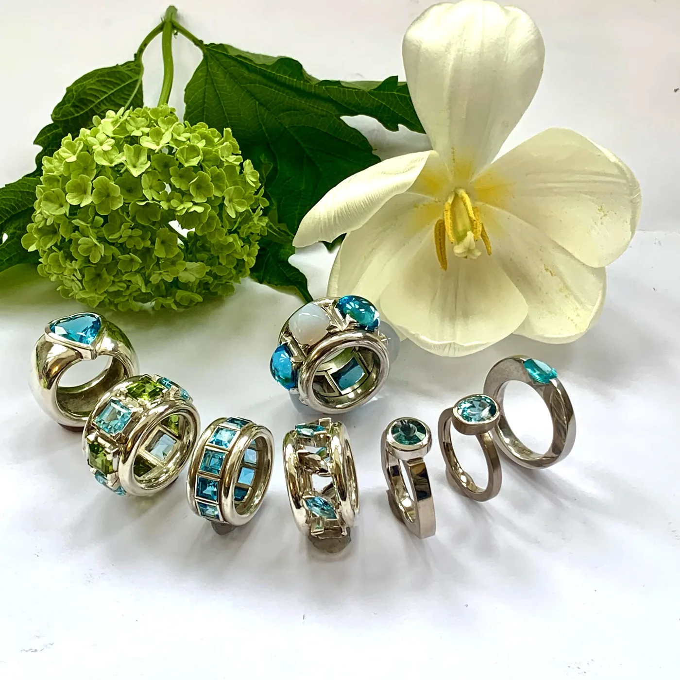Ringe mit blauen Topasen und grünen Peridoten